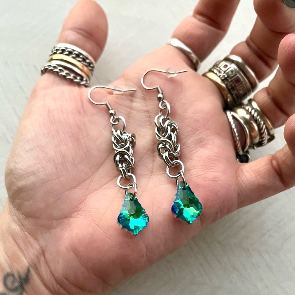 Handmade maille dangly stainless steel earrings green rainbow austrian crystals - Picture 13 of 14